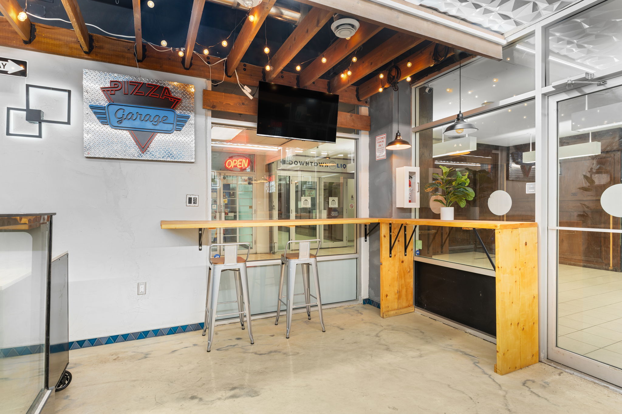 Wide interior retail space with hospitality buildout potential